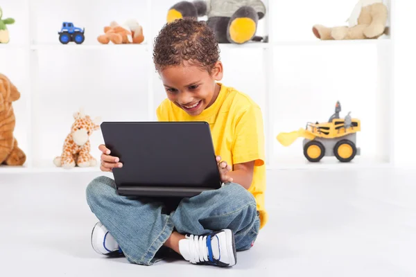 Joven afroamericano chico jugando en el ordenador portátil — Foto de Stock