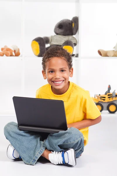Africano americano menino jogando no computador portátil — Fotografia de Stock