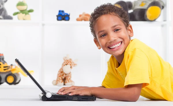 在便携式计算机上播放的小印度男孩 — 图库照片