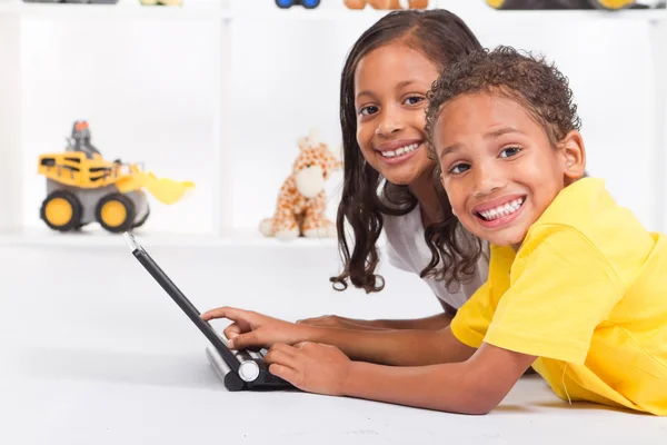 Hermano indio y hermana jugando ordenador portátil —  Fotos de Stock