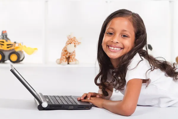 Menina indiana brincando com laptop — Fotografia de Stock