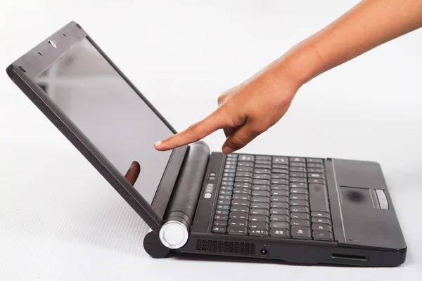 Kinderhand zeigt auf Laptop-Bildschirm — Stockfoto