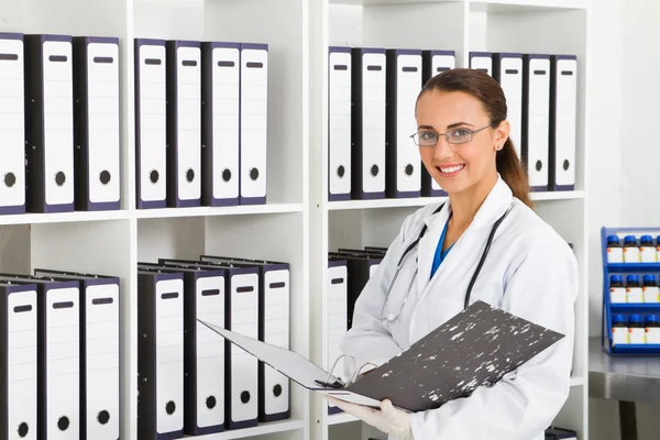 Medical intern searching for patient's records — Stock Photo, Image