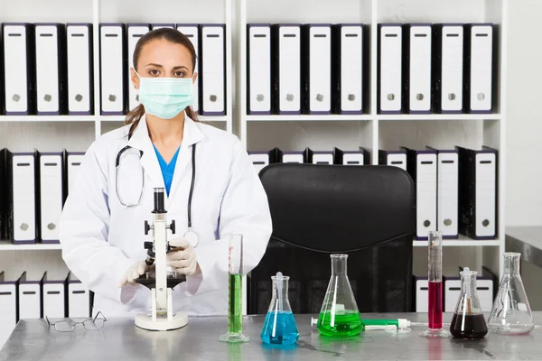 Молодая женщина научный исследователь в лаборатории — стоковое фото