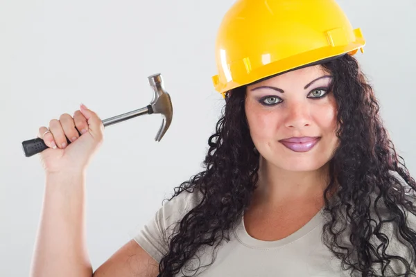 Vrouwelijke plus grootte model houdt een hamer — Stockfoto
