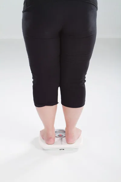 Mulher com sobrepeso na escala de ponderação — Fotografia de Stock