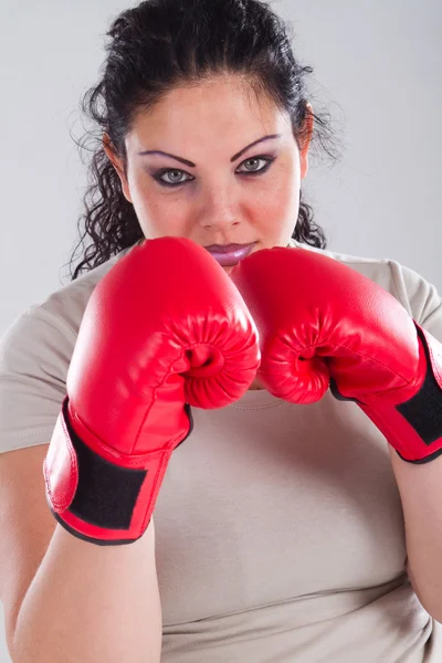 Mujer de talla grande con guantes de boxeo —  Fotos de Stock