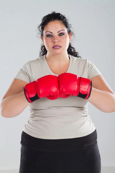 Overgewicht vrouw met bokshandschoenen — Stockfoto