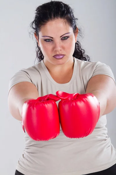 Mulher plus size com luvas de boxe — Fotografia de Stock