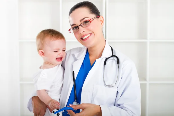 Pediatra e bebê menina — Fotografia de Stock