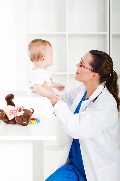 Kinderarzt und Baby-Patient — Stockfoto