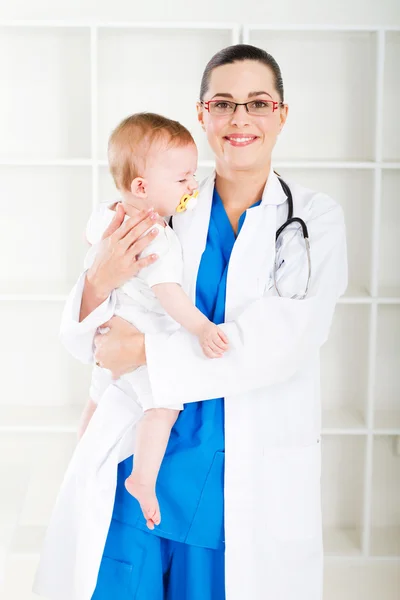 小児科医と患者 — ストック写真