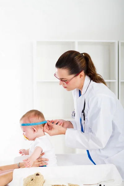 Pediatrisk checkup — Stockfoto