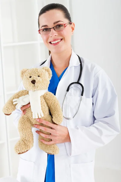 Kvinnlig barnläkare — Stockfoto