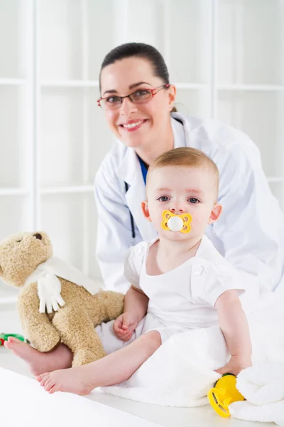 Pediatra feminino e bebê menina — Fotografia de Stock