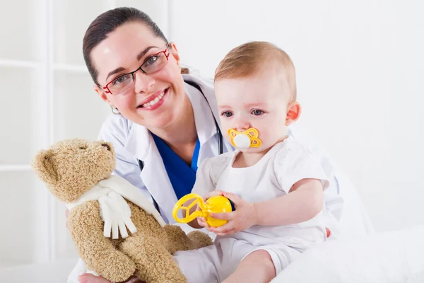 赤ちゃんの小児科医と患者 — ストック写真