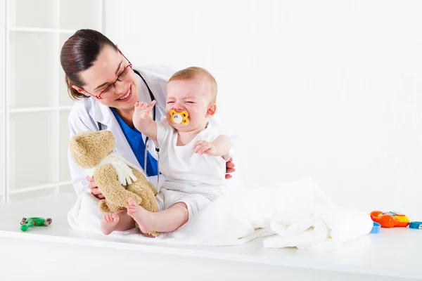 Gyermekorvos és a baba beteg — Stock Fotó