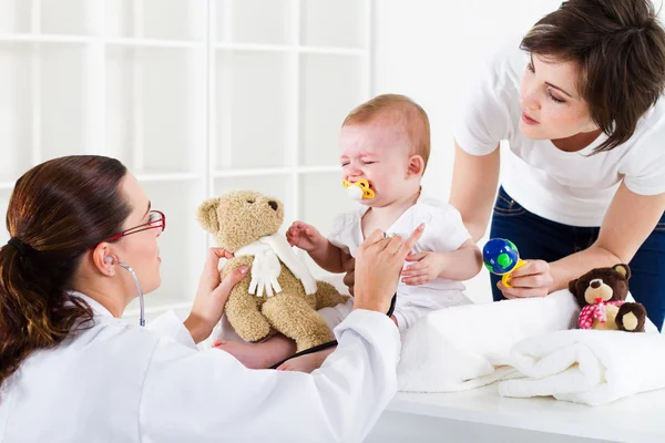 Mother and baby in pediatrician office — Stock Photo, Image