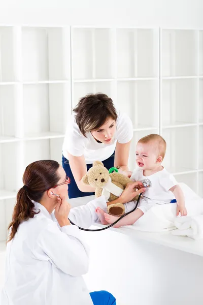 Mãe e bebê no consultório do pediatra — Fotografia de Stock