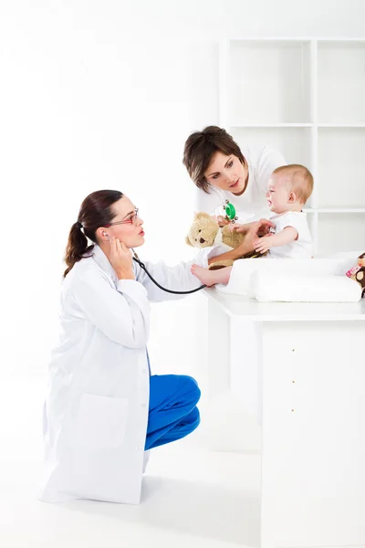 Mutter und Baby in Kinderarztpraxis — Stockfoto