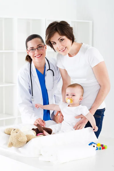 Mãe e bebê no consultório do pediatra — Fotografia de Stock
