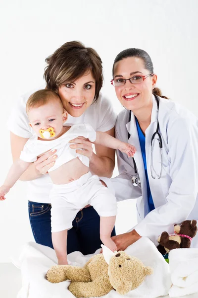 Madre y bebé en el consultorio de pediatría —  Fotos de Stock