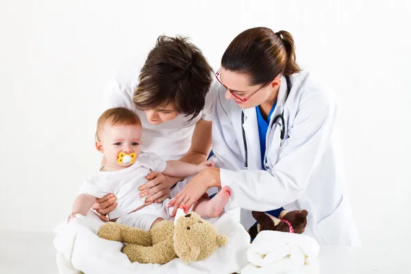 Pediatrik ofiste anne ve bebek hasta — Stok fotoğraf