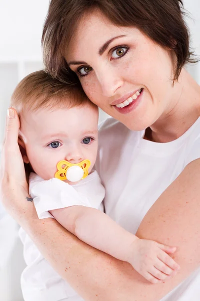 Liefhebbende moeder en babymeisje — Stockfoto