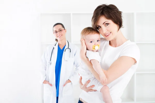 Ung mamma och baby flicka i läkare kontor — Stockfoto