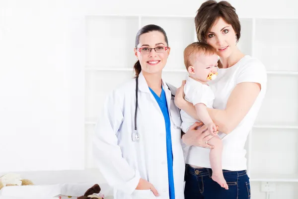 Läkare, mor och baby girl — Stockfoto