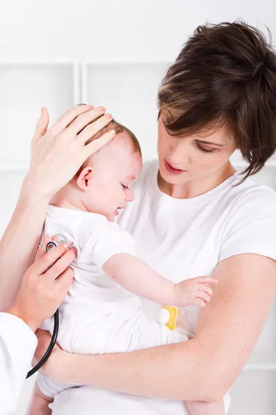 Mutter bringt Baby zum Arzt — Stockfoto