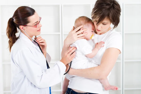 Mother and baby in pediatrician office — Stock Photo, Image