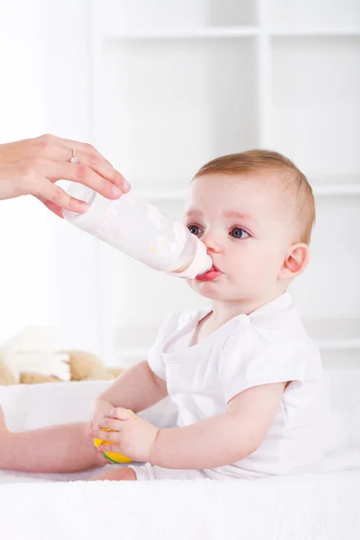 Baby Mädchen trinkt Milch — Stockfoto