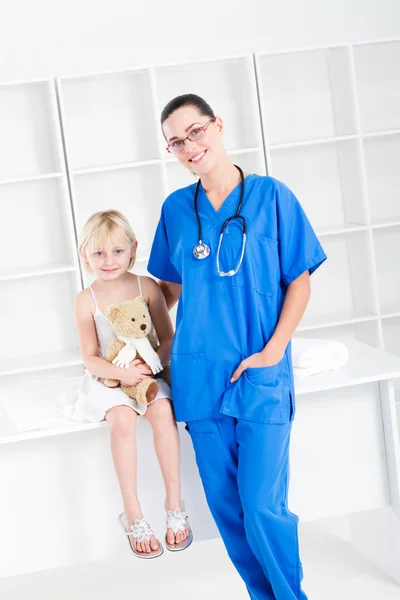 Enfermeira e menina paciente — Fotografia de Stock