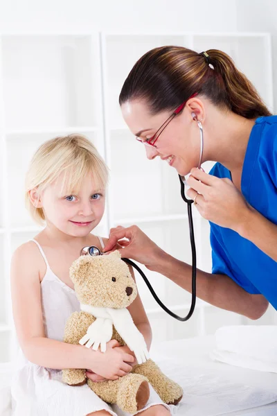 Dokter onderzoekt klein meisje — Stockfoto