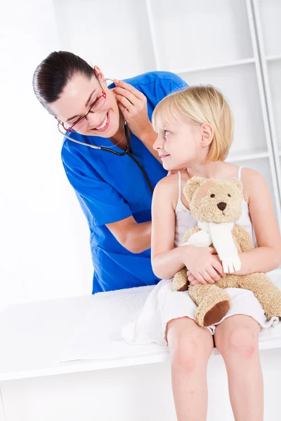 Женщина-врач осматривает маленькую девочку — стоковое фото