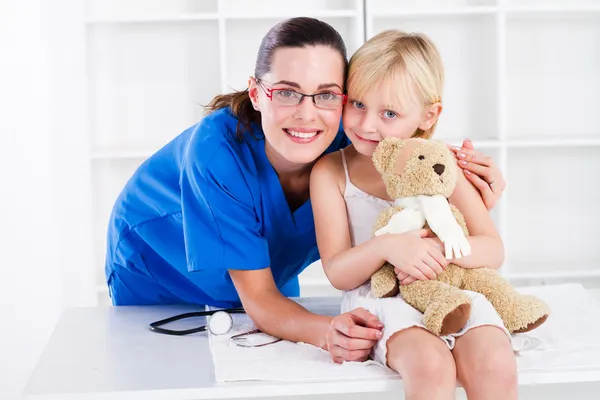 看護師と小さな女の子患者 — ストック写真