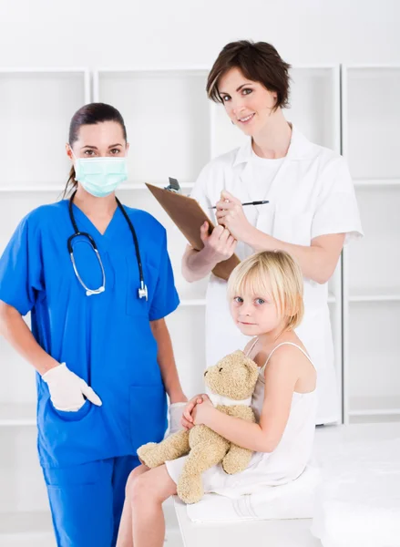 Врач, медсестра и маленький пациент — стоковое фото