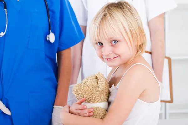Маленькая девочка пациентка в кабинете врача — стоковое фото