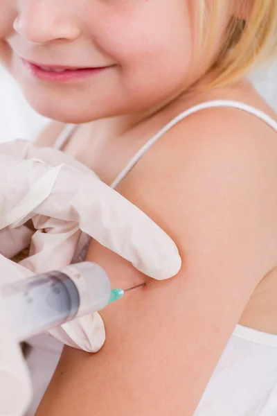 Küçük kız bir enjeksiyon veren doktor — Stok fotoğraf