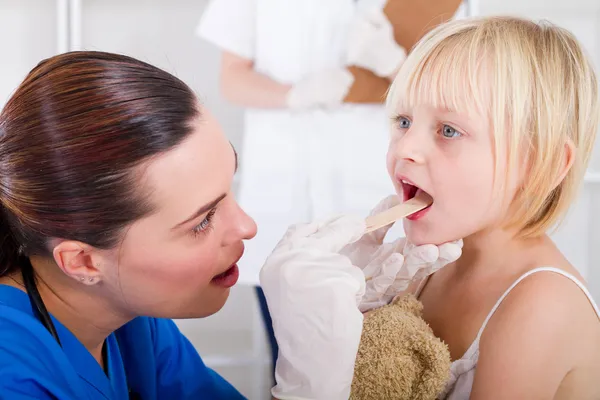 Médecin féminin examinant petite fille — Photo