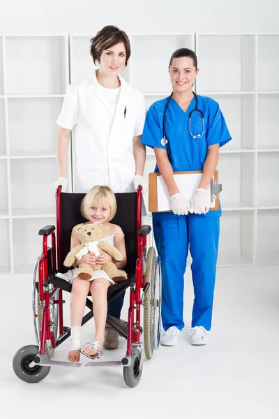 Врач, медсестра и маленькая девочка пациент — стоковое фото
