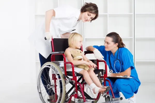 Medico, infermiera e bambina paziente — Foto Stock