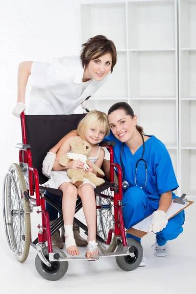 Врач, медсестра и маленькая девочка пациент — стоковое фото