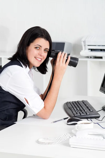 Femme d'affaires utilisant des jumelles dans le bureau — Photo