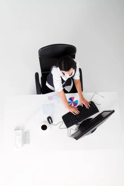 Översiktsbild av arbetar på dator — Stockfoto