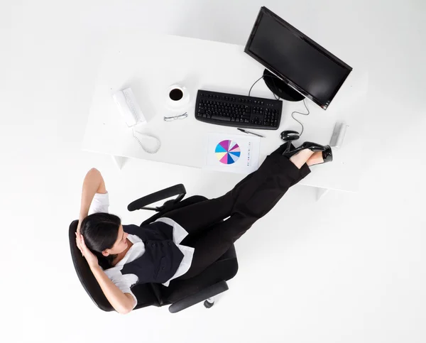 Podnikatelka relaxuje v kanceláři — Stock fotografie