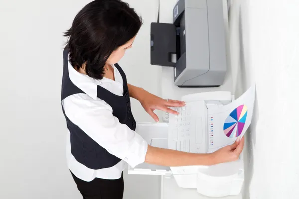 Mujer de negocios usando fax en la oficina — Foto de Stock