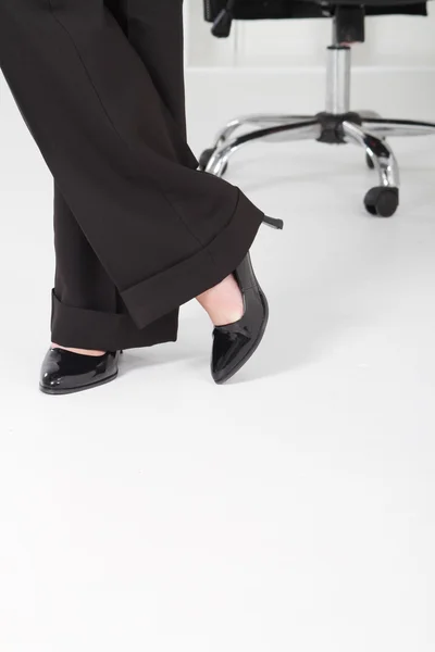 Бізнес-леді, що стоїть в офісі — стокове фото