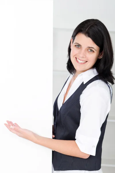 Geschäftsfrau präsentiert auf Whiteboard — Stockfoto